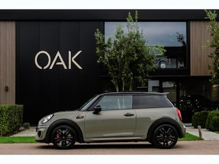Mini Mini/Clubman/Cabrio 3-Deurs 2.0 F1 Aut. | Navi | Carplay | Panorama | H&K | Camera | 17"LM | Emerald Grey