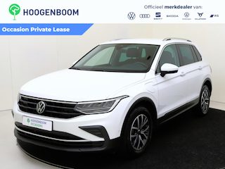Volkswagen Tiguan 1.4 TSI eHybrid Life | Achteruitrijcamera | Keyless | Adaptieve cruise control | Dodehoekdetectie | Navigatie | 3-zone airco | Parkeerassistent | Elektrische kofferklep |