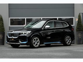 BMW iX1 xDrive30 67 kWh |Pano|DAB|Camera|Sfeerverlichting
