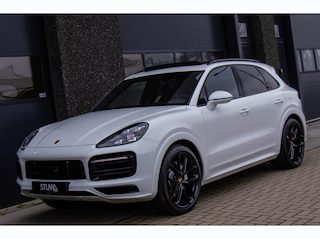 Porsche Cayenne 3.0 E-Hybrid | SoH 91% | SportDesign | Sport Chrono | Pano | Bose | HD Matrix LED PDLS+ | Sportuitlaat | 18 Weg Stoelen | Verwarmd Alcantara Stuurwiel | 22 Inch Turbo GT | PASM Luchtvering | Carplay | Stoelventilatie | Uitgebreid Leder | Dealer Onderhoude