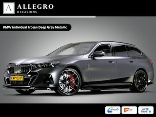 BMW 5-serie Touring 550e xDrive M-Sport (MAXTON, 4-WIELBESTURING, PANO, HARMAN/KARDON, STOELVENTILATIE, HEAD-UP, SFEERVERLICHTING)