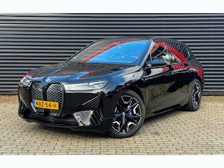 BMW iX M60 112 kWh | Pano/Sky Lounge | Kristal | Expressive Sound | 22" | Trekhaak | Soft-close | Privacyglas