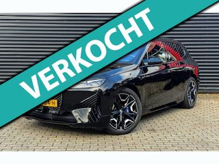 BMW iX M60 112 kWh | Pano/Sky Lounge | Kristal | Expressive Sound | 22" | Trekhaak | Soft-close | Privacyglas