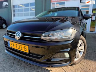 Volkswagen Polo 1.0 TSI Comfortline 5 drs in automaat en parkeersensoren en trekhaak en navigatie en bluetooth en cruise controle