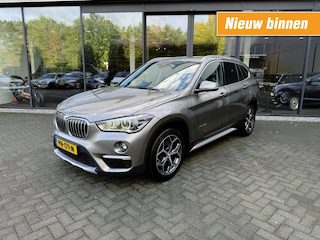 BMW X1 sDrive20i High Exe,Pano,Keyless,HUD,LED,Leer,Trekhk Afn,Stoelverw,Camera,Harman Kardon