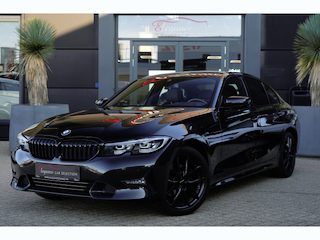 BMW 320i High Executive | 184 PK | Leder | Navigatie | Cruise control | Parkeersensoren | BMW 3-serie 320i High Executive met 2.0-liter viercilinder benzinemotor van 184 PK, luxe lederen bekleding en navigatiesysteem, voorzien van cruisecontrol, parkeersensoren en diverse comfort-