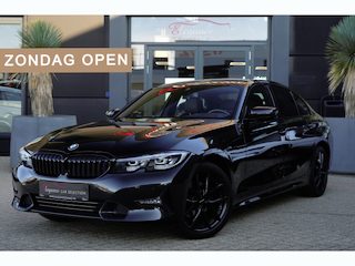BMW 320i High Executive | 184 PK | Leder | Navigatie | Cruise control | Parkeersensoren | BMW 3-serie 320i High Executive met 2.0-liter viercilinder benzinemotor van 184 PK, luxe lederen bekleding en navigatiesysteem, voorzien van cruisecontrol, parkeersensoren en diverse comfort-