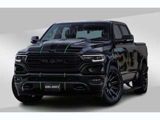 Dodge Ram LIMITED 5.7 V8 HEMI | TOP STAAT | €59950,- excl | BOM VOL | HUD | LUCHTVERING | STRIPING | BREDE WIELEN | OPEN UITLAAT KLEP | ADAPTIVE | PANO | DC | CREW CAB | DUBBELE CABINE | 5 PERSOONS |