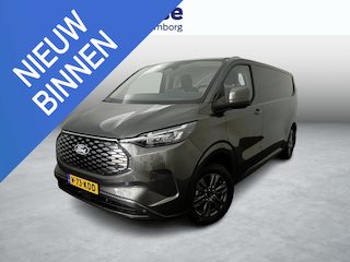 Ford Transit Custom 320 L2H1 Limited 65 kWh met o.a. een elektrisch wegklapbare trekhaak, een achteruitrijcamera, dodehoekdetectie en 17 inch lichtmetalen velgen