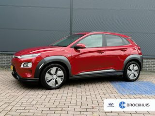 Hyundai Kona EV Premium 64 kWh / 64 kWh accupakket / Volledig elektrisch / Actieradius tot 449 km WLTP / Premium uitvoering / Warmtepomp / Head-up display / Lederen bekleding / Elektrisch verstelbare stoelen / Stoelverwarming en stoelventilatie / Stuurwielverwarming / Adaptieve cruise control / Krell premium audiosysteem / Navigatiesysteem / Achteruitrijcamera / Parkeersensoren voor en achter / Dodehoekdetectie / Apple CarPlay & Android Auto / Keyless entry & start / LED-verlichting