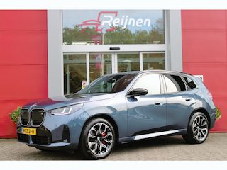BMW X3 M50 xDrive 399PK M-SPORT PRO | PANORAMA DAK | HARMAN KARDON AUDIO SYSTEM | COMFORT PACK: (STOELVENTILATIE OP DE VOORSTOELEN, ELEKTRISCH VERWARMBARE VOORSTOELEN EN BUITENSTE ZITPLAATSEN ACHTERIN, HANDBEDIENDE ZONNESCHERMEN VOOR ACHTERPORTIERRUITEN) | PREMIUM PACK: (ELEKTRISCH VERSTELBARE LENDESTEUN VOOR BESTUURDER EN PASSAGIER, TRAVEL EN COMFORT SYSTEEM, ADAPTIEVE LED KOPLAMPEN) | PROFESSIONAL PACK: (PARKING ASSISTANT PLUS, DRIVING ASSISTANT PLUS, INTERIEURCAMERA, BMW LIVE COCKPIT PROFESSIONAL) | SHADOW LINE | NAVIGATIE | DRAADLOZE APPLE CARPLAY/ANDROID AUTO | DUBBELE DRAADLOZE TELEFOONLADER | STOEL VERWARMING | 20" LICHTMETALEN VELGEN "JET BLACK" | M ADAPTIEF ONDERSTEL | BEKLEDING LEDER "VEGANZA" | DASHBOARD UITGEVOERD IN STOF | M SPORT STUURWIEL | M SPORTPAKKET PRO: (M SPORTREMSYSTEEM ROOD, M KOPLAMPEN SHADOW LINE, ADAPTIEVE LED KOPLAMPEN, BMW "ICONIC GLOW" EXTERIEURPAKKET, VEILIGHEIDSGORDELS M STRIPING, UITBEREIDING M HOOGGLANS SHADOW LINE EXTERIEURDELEN) | ARTIC RACE BLUE | BMW LIVE COCKPIT PROFESSIONAL INCL. HEAD UP DISPLAY | KLASSE 5 ALARM |