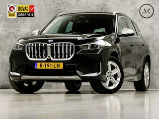 BMW X1 sDrive18i X-Line Automaat (NIEUW MODEL, APPLE CARPLAY, GROOT NAVI, CAMERA, STUUR/STOELVERWARMING, SPORTSTOELEN, LEDER, ELEK ACHTERKLEP, NIEUWSTAAT)