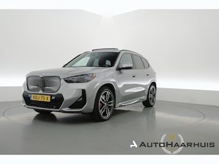 BMW iX1 eDrive20 67 kWh | Rijklaar! |SOH 100% | Rijklaar! | HUD | Memory | Pano | Trekhaak | Matrix | Adapt. Cruise | Keyless