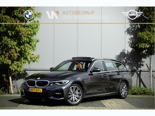 BMW 3-serie Touring 330e xDrive M-Sport 292 pk | Panoramadak | Elektr. Sportstoelen met Memory | Elektr. Trekhaak af fabriek | Laserlicht | Head-Up | Dealer O.H.
