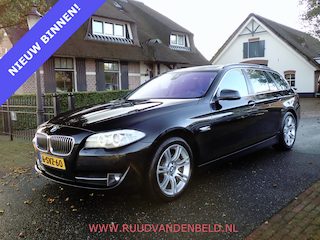 BMW 5-serie Touring 535XI High Exe SOFT-CLOSE /  KEYLESS / CAMERA / HEAD-UP / TREKHAAK