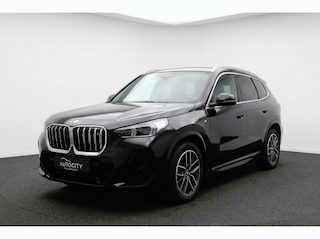BMW iX1 xDrive30 M Sport Pano | Harman Kardon | 360° Camera | Trekhaak | HUD | Winterpakket