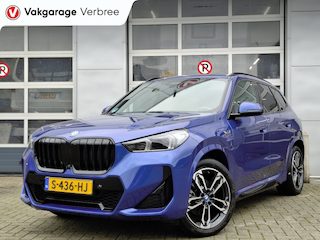 BMW X1 xDrive25e | Onderhoud t/m 2030/120.000km | Navigatie/Carplay | LM Velgen 19" | Voorstoelen/Stuur Verwarmd | Elektrisch Panoramadak | Lederen bekleding | 360 Camera |