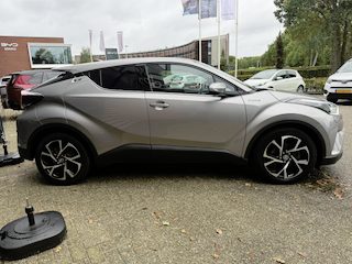 Toyota C-HR 1.8 Hybrid Dynamic BLIND-SPOT STOEL/STUURVERWARMING CAMERA CLIMA PARK-SENSOREN KEYLESS AUTO-PARK 18" LM-VELGEN