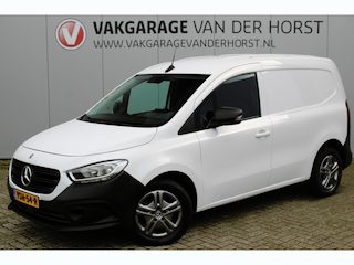 Mercedes-Benz Citan 110-95pk CDI L1 Pro. Dames en heren ondernemers: zeer nette Mercedes Citan, een praktische bedrijfswagen die u nog jaren tot dienst kan zijn. Airco, navigatie, telefoonvoorb., trekhaak, schuifdeur rechts etc.