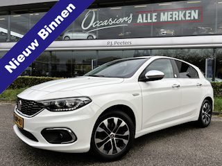 Fiat Tipo 1.4 Mirror Achteruitrijcamera - Airco - Parkeersensor achter - Licht metalen velgen 16 inch - Radio - Navigatie - Mistlampen - Led verlichting - Stuur multifunctioneel - Bluetooth - Cruise control - Ele