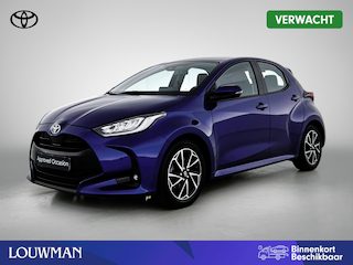 Toyota Yaris 1.5 Hybrid Style + | Panoramadak | Head-Up Display | Dodehoek detectie | Parkeersensoren Voor+achter | Draadloze telefoonlader | Navigatie | Apple CarPlay/Android Auto |