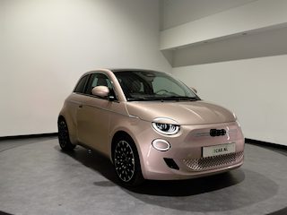 Fiat 500 La Prima 42 kWh | pano dak | Led voor \ achter licht | JBL! audio | Stoelverwarming |