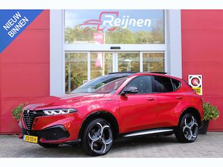 Alfa Romeo Tonale 1.3 270PK Ibrida Plug-In Q4 SPORT SPECIALE | PANORAMISCH SCHUIF KANTELDAK MET ZWARTE DAKSTRIPS | ROSSO BRERA (METALLIC ROOD) MET ZWART DAK  | HARMAN KARDON PREMIUM AUDIO MET 14 SPEAKERS | TECHNOLOGY PACK: PARKEERWAARSCHUWING VOOR EN ACHTER/360° CAMERA / AUTONOMOUS DRIVING LEVEL 2: ADAPTIVE CRUISE CONTROL/LANE CENTERING ASSIST/TRAFFIC JAM ASSIST DODEHOEK DETECTIE AUTOMATISCH DIMMENDE BUITENSPIEGELS ELEKTRISCH BEDIENBARE ACHTERKLEP | 20" LICHTMETALEN VELGEN FORI | DRAADLOZE TELEFOONLADER | NAVIGATIE | DRAADLOZE APPLE CARPLAY/ANDROID AUTO | FULL LED MATRIX KOPLAMPEN | LEDEREN BEKLEDING / ALCANTARA BEKLEDING | ZWART GESPOTEN BREMBO REMKLAUWEN MET WITTE LETTERS | DUAL STAGE VALVE ACTIVE OPHANGING (DSV) MET ELEKTRONISCH GEREGELDE DEMPING |
