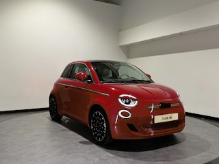 Fiat 500 La Prima 42 kWh | Panorama dak | Apple carplay  / Android auto | JBL! premium audio |
