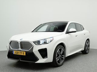 BMW iX2 eDrive20 M Sport | 67 kWh | Camera | 21'' Lichtmetaal | Navigatie | DAB+ | Adapt. Cruisecontrol