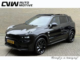 Lynk & Co 01 1.5 PHEV 261pk Blackline | Zwarte hemel | Rolhoes | 360 camera | Panoramadak | 20 inch velgen | Adaptieve cruise | Navigatie | CarPlay | Keyless | LED | DAB | Infinity | Stoelverwarming | Elektrische achterklep | Volledig dealeronderhouden | Fabrieksgarantie