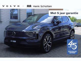 Volvo EX30 P5 Long Range Ultra Europa 69 kWh 45th Anniversary Edition | 5 jaar garantie - (2 jaar extra fabrieksgarantie) | Zwarte Interieur Bekleding | 20 inch lichtmetalen velgen | Getint glas achter | Verwarmde voorstoelen en stuurwiel | Panoramadak | 360 Graden Camera | Premium Audio By Harman Kardon | Draadloze telefoonlader | Pilot Assist | Parkeerassistent |