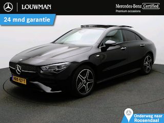 Mercedes-Benz CLA 250 e AMG Nightpakket Plug-In Hybride | Panoramadak | Trekhaak | Alarm | Sfeerverlichting | DAB | CarPlay | Stuur en Stoelverwarming | Inclusief 24 maanden Mercedes-Benz Certified garantie voor Europa.