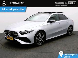 Mercedes-Benz A-klasse 250 e Business Solution AMG | Panoramadak | Trekhaak | Alarm | Sfeerverlichting | Keyless Go | Stuur en Stoelverwarming | CarPlay  Inclusief 24 maanden Mercedes-Benz Certified garantie voor Europa.