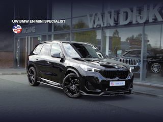 BMW X1 xDrive25e M Sport Premium Pack Comfort Access Ada LED Camera Parking Ass. Stoelverwarming Adaptief M Onderstel Zwarte LM Velgen