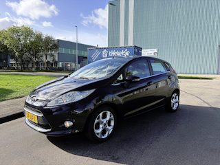 Ford Fiesta 1.25i Titanium 5-Deurs 82 PK. Distributieriem en waterpomp vervangen bij 93.000 KM !!! Prachtige kleurcombinatie !! Alle keuringen toegestaan !