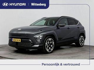 Hyundai Kona EV PREMIUM 65,4 kWh | SoH 97% | LEDER | UNIEKE KM-STAND! | 360 CAMERA | STOELVENTILATIE | MEMORY | ELEKTRISCHE ACHTERKLEP | CLIMA | CRUISE ADAPT. | FABRIEKSGARANTIE GELDIG T/M 8-2028! |