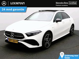 Mercedes-Benz A-klasse 250 e Business Solution AMG | Panoramadak | Trekhaak | Alarm | Sfeerverlichting | Distronic | Keyless Go | Stuur en Stoelverwarming | CarPlay | Inclusief 24 maanden Mercedes-Benz Certified garantie voor Europa.