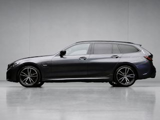 BMW 3-serie Touring 330e High Executive Sport SOH 90,5% (PANORAMADAK,APPLE CARPLAY,NAVI,CAMERA,SFEERVERLICHTING,LED,SPORTSTOELEN)