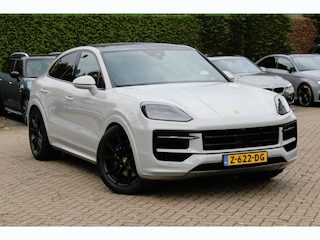 Porsche Cayenne 3.0 E-Hybrid / Panoramadak / 360Camera / Passenger Display / Softclose / Sportuitlaat / Sportdesign+Chrono / 21'' / Luchtvering / Bose / Stoelventilatie+Verwarming / Adaptieve Stoelen / Dodehoek / DAB / A