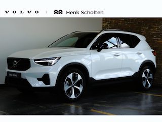 Volvo XC40 B4 Plus Dark | Panoramadak | Semi-Electrische Wegklapbare Trekhaak | Verwarmbare voorstoelen, stuurwiel en voorruit | Premium audio by Harman Kardon | Adaptieve cruise control | Keyless Entree | Parkeersensoren voor + achter | Stoelverwarming | Stuurwielverwarming |