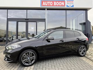 BMW 118i 140PK AUTOMAAT HE PANO/H&K/APPCARPLAY/HUD/ NAVI/DIGICOCKPIT/LED/2XKEYLESS/P-CAM/2XPDC/CLIMA/STUURWIELVERWARMING/MEDIA/S&S/SPORTZETELS/LMV - NL AUTO - KM=NAP - 2. EIG. -