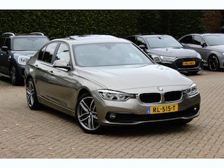 BMW 320i Corporate Lease High Executive / Trekhaak / Schuifdak / Leder / Navigatie / Parkeerhulp V+A / 18'' / Getint glas / Stoelverwarming / Cruise Control