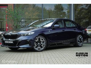 BMW i5 eDrive40 M Sport Edition 84 kWh | Pano | 92,4% SOH | ACC | Iconic Glow | Harman Kardon | Luchtvering | Stoelverwarming en ventilatie | Ambient | Tanzanite Blauw | DAB | 360 Camera