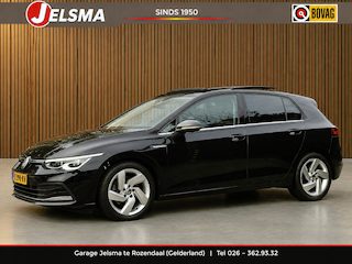 Volkswagen Golf 1.5 eTSi First Edition, Panoramadak | Camera | Navi & CarPlay | Trekhaak | Winter pack