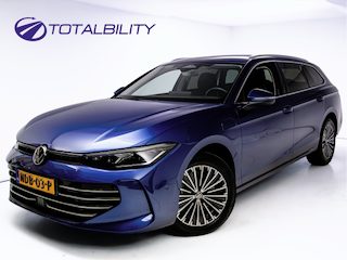 Volkswagen Passat Variant 1.5 eHybrid Elegance Business | Trekhaak | Stoel-Stuur- Achterbankverw. | Ergo Active Memorstoelen | Stoelventilatie, HUD, IQ-Light, Adaptive Cruise, Adaptief Onderstel, 360 Camera, Elektrische Achterklep