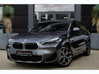 BMW X2 sDrive18i M Sport High Executive | 136 PK | Head-up display | Navigatie | Adaptieve cruise control | Stoelverwarming | BMW X2 sDrive18i M Sport High Executive met 136 PK uit een 1.5-liter driecilinder benzinemotor, voorzien van lederen/microvezel bekleding, verwarmde sportstoelen, automatische 2-zone climate