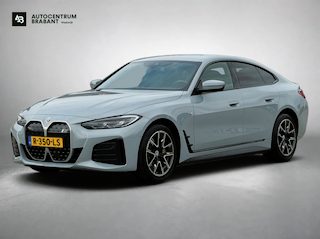 BMW i4 EDrive40 84 kWh M-sport 94% SOH (NL-auto,1e eig, Dealer OndH, Carplay, SfeerV, Trekhaak,Camera, Lane A, Active Cruise, Etc)