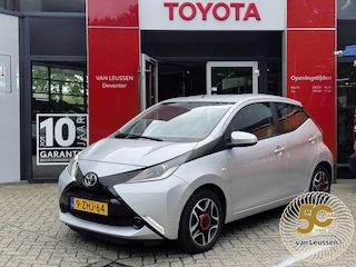 Toyota Aygo X-PLAY 5-DEURS CAMERA AIRCO LED-DAGRIJVERL. LM-VELGEN LAGE-KM-STAND