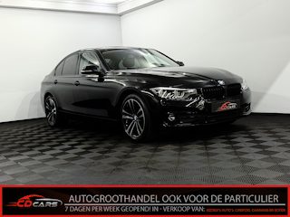 BMW 320d Camera, Navi, Winterpakket, Virtual desk, Cruise control, Keyless start, Head-up display, Half leder, Sportief velgen