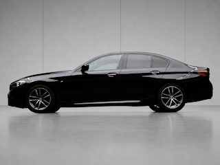 BMW 530i High Executive M Sport (APPLE CARPLAY,SCHUIFDAK,DIGITAL COCKPIT,LEDER,CAMERA,CRUISE,SPORTSTOELEN,STOELVERWAMING)